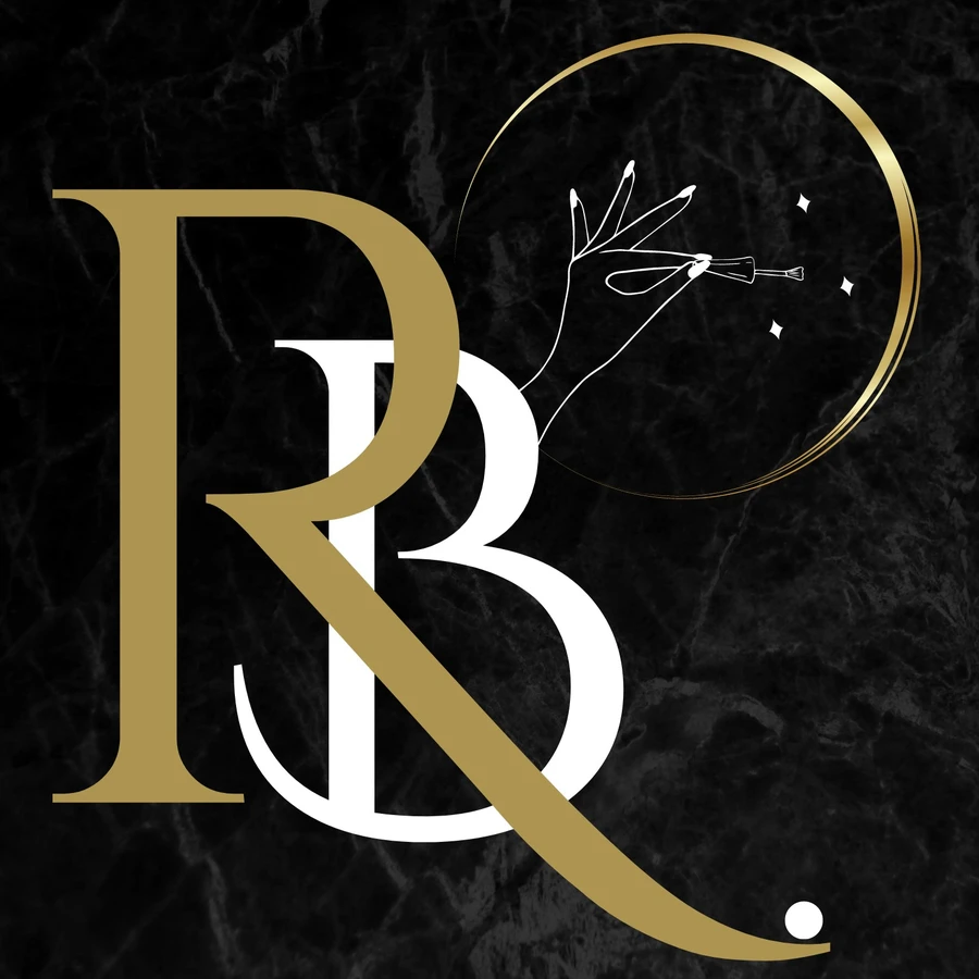 הלוגו של Rashel Beauty על רקע שיש שחור